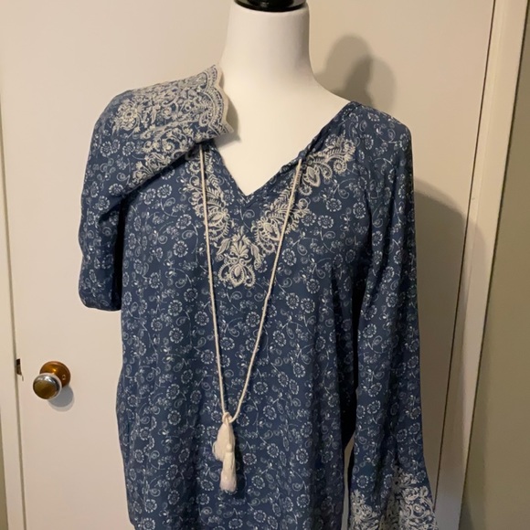 Denim and lace in this super wearable sweet top. - Picture 2 of 3